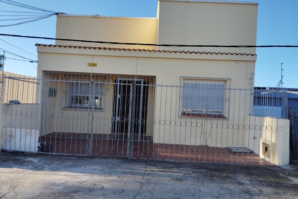 Casa 2 dorm y 2 baños en R. Chico